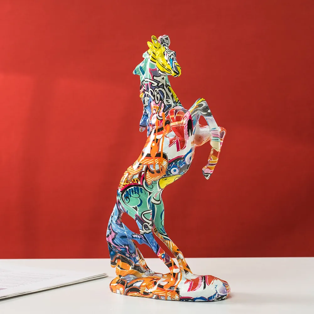 Pferdestatue Graffiti, beliebt – Resin Art Decoration Items Bewertung und Preis